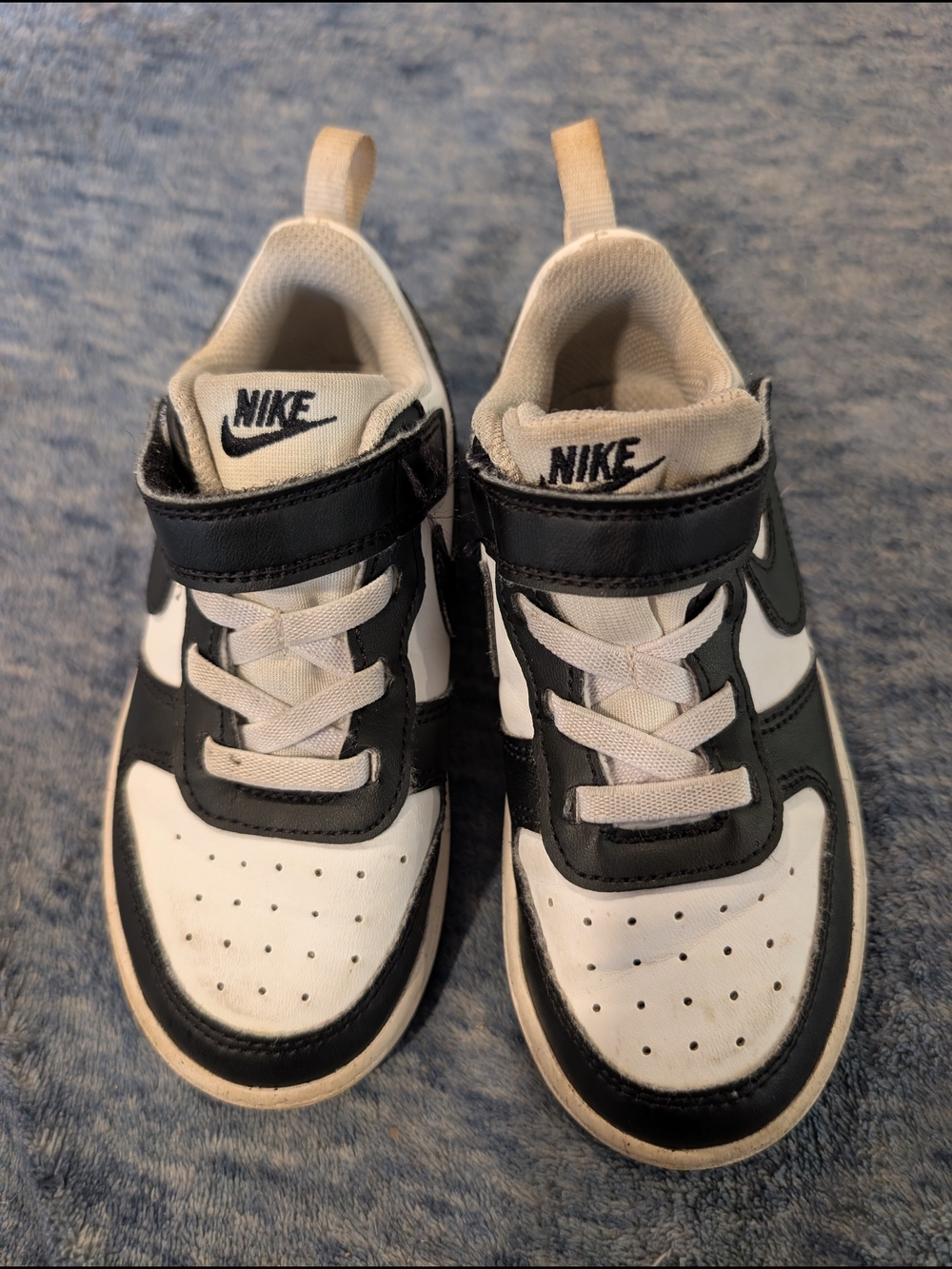 Nike Kids Size 9 Black and White Low-Top Sneakers with Hook-and-Loop Strap - Picture 2 of 6